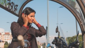 Cuffie e auricolari in moto: cosa dice la legge