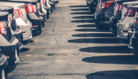 Come parcheggiare tra due auto, metodi per una manovra sicura e veloce