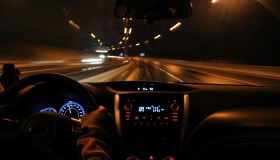 Guidare di notte: trucchi e consigli per viaggiare meglio