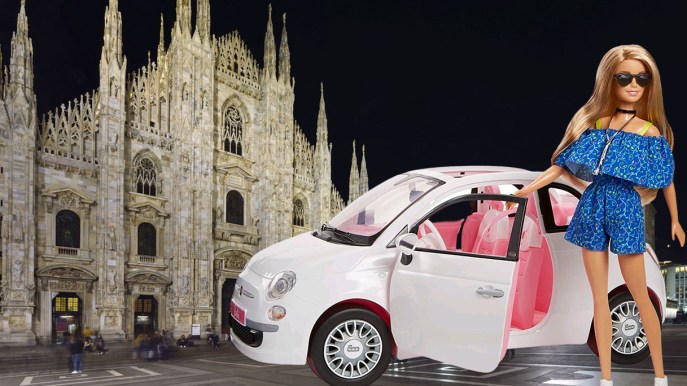 Barbie arriva a Milano al volante di una Fiat 500
