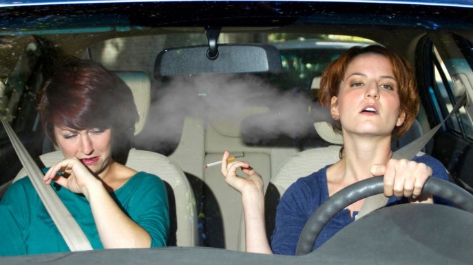 Fumo alla guida: quando si rischia la multa e a quanto ammonta
