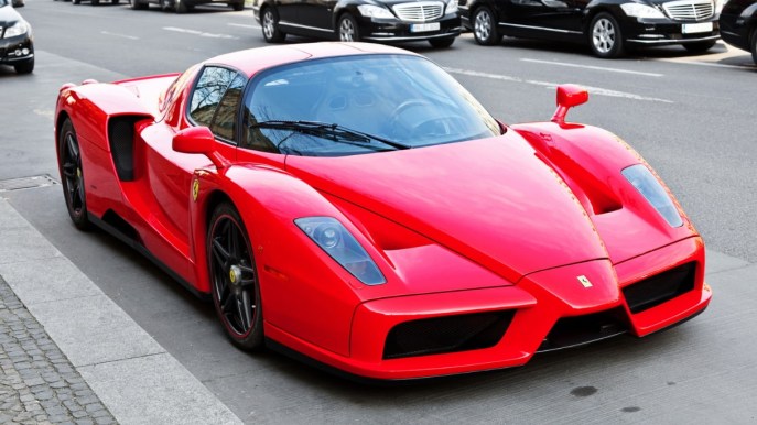 Il motore di una Ferrari Enzo in vendita su Ebay