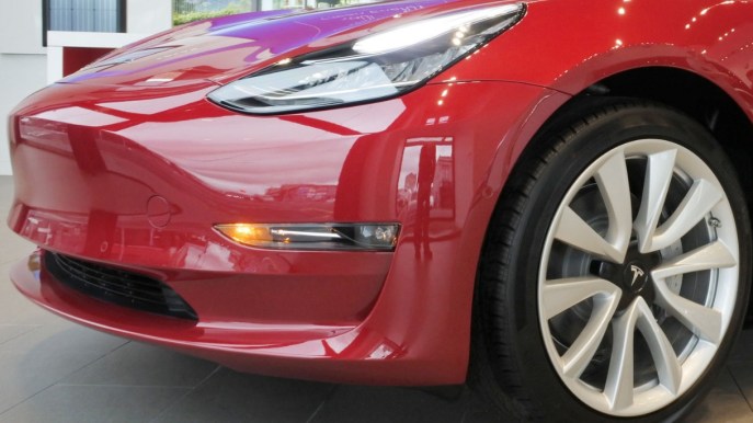 Elon Musk porta la Tesla Model 3 in Europa