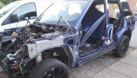 Ladri d’auto riducono così una lussuosa Ranger Rover Sport