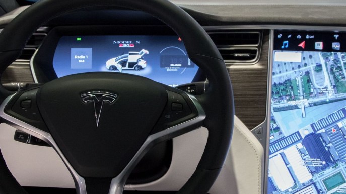 Tesla, la grande novità: le videochiamate direttamente in auto