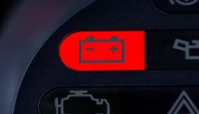 Spia batteria auto, cosa significa e come risolvere