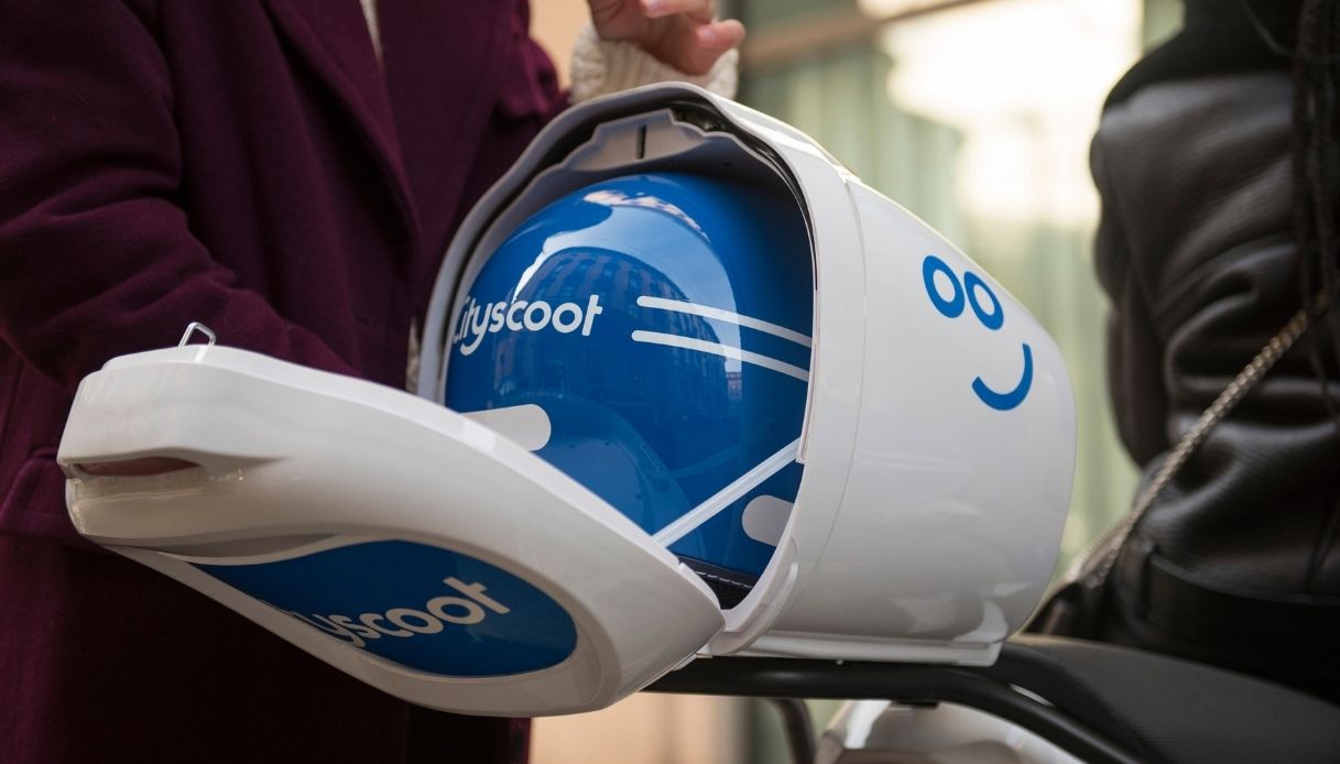 Doppio casco per viaggiare in due con Cityscoot