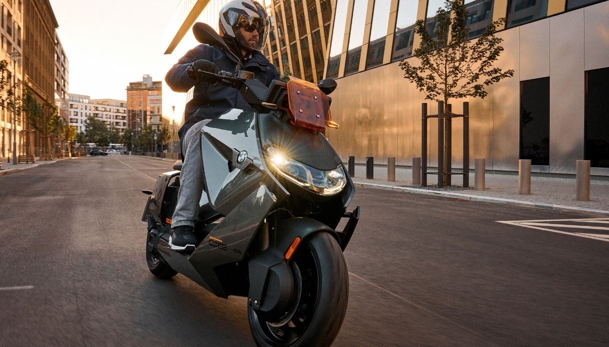 Il nuovo scooter elettrico BMW CE 04