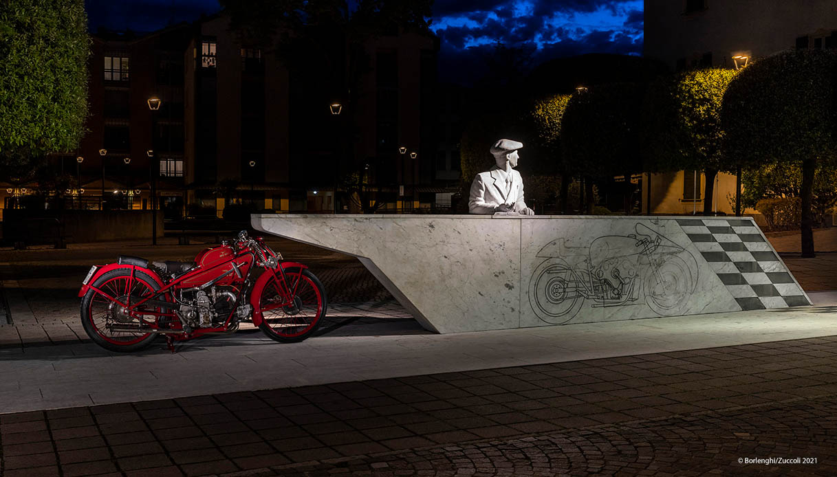 Moto Guzzi, scultura a Mandello del Lario