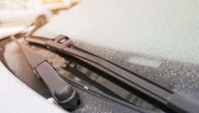 Pericolo ghiaccio: quando sostituire le spazzole dei tergicristalli