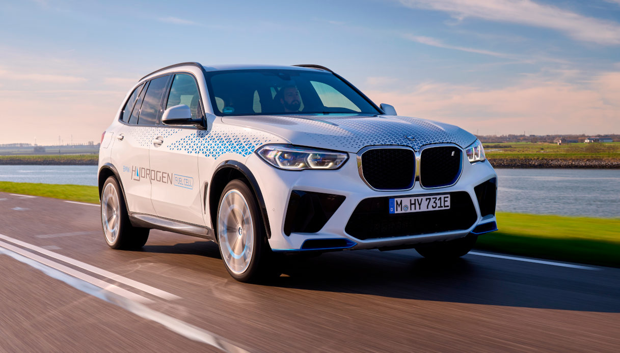 BMW iX5 Hydrogen entra in produzione
