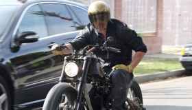 Da Brad Pitt a Ibrahimovic, le star che salgono in moto
