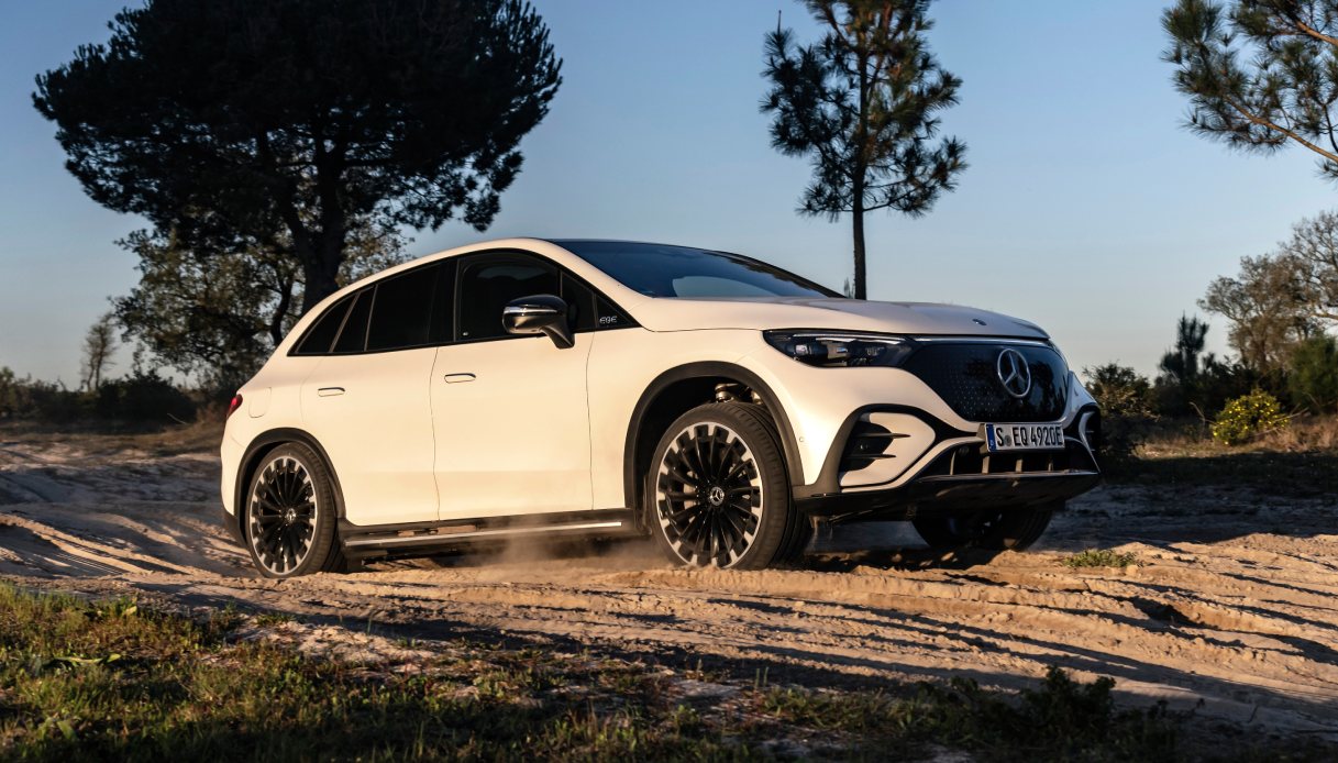 Mercedes-EQ EQE SUV sullo sterrato