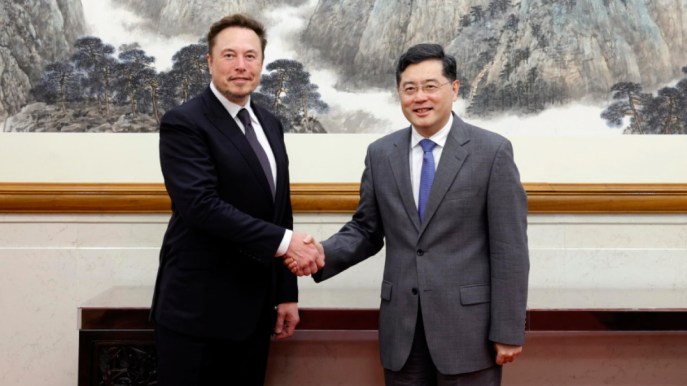 Elon Musk torna in Cina e visita la giga factory di Tesla