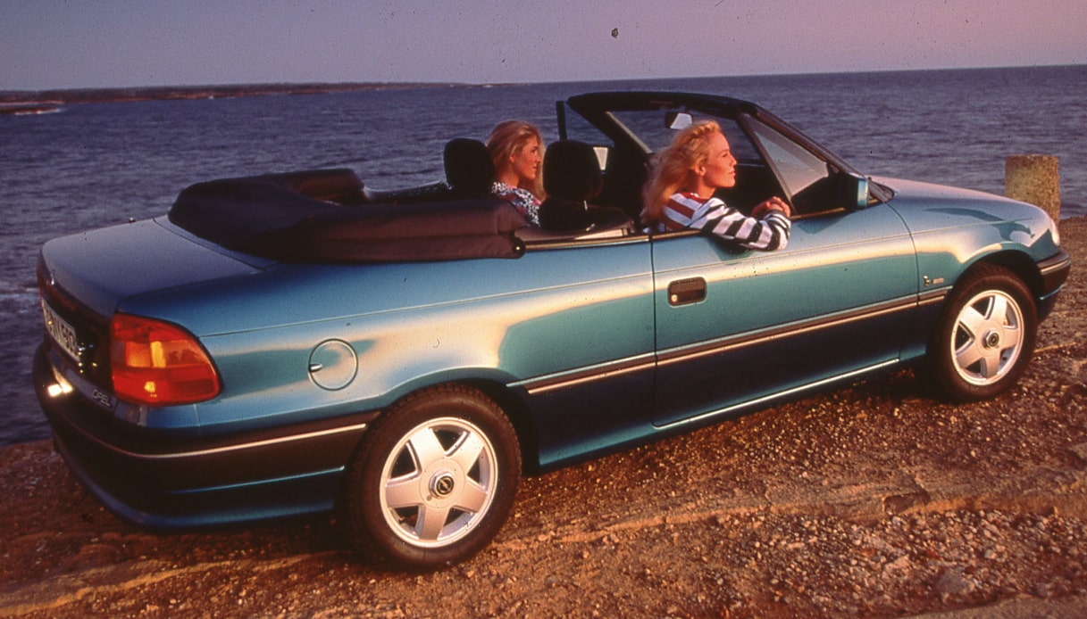 La Opel Astra Cabrio compie 30 anni