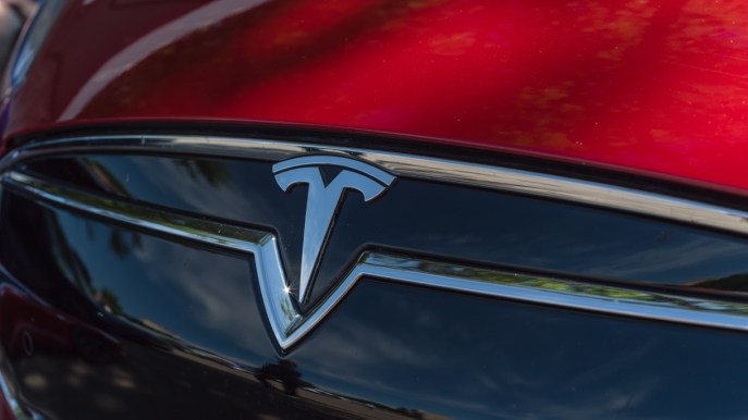 Nuova supercar Tesla, aperte le prenotazioni in Italia: quanto costa