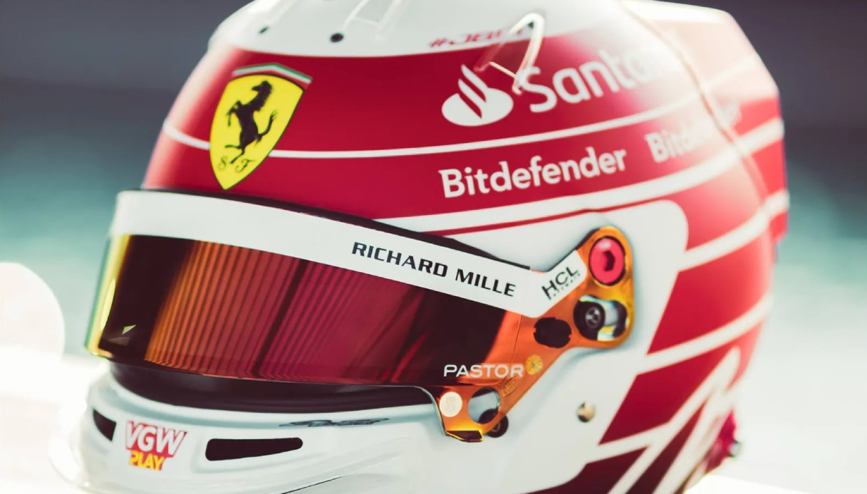 Il casco del pilota Charles Leclerc