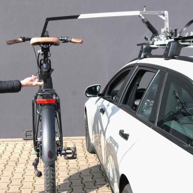 Il sollevatore di Pender per mettere l'e-bike sopra il tetto dell'auto