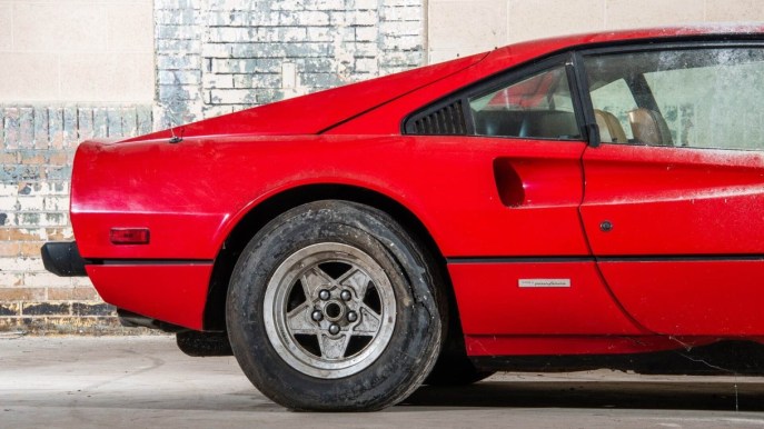 Una Ferrari da sogno ritrovata in un garage