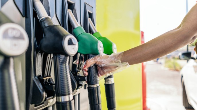 Prezzi carburante alla pompa in calo: attimi di speranza