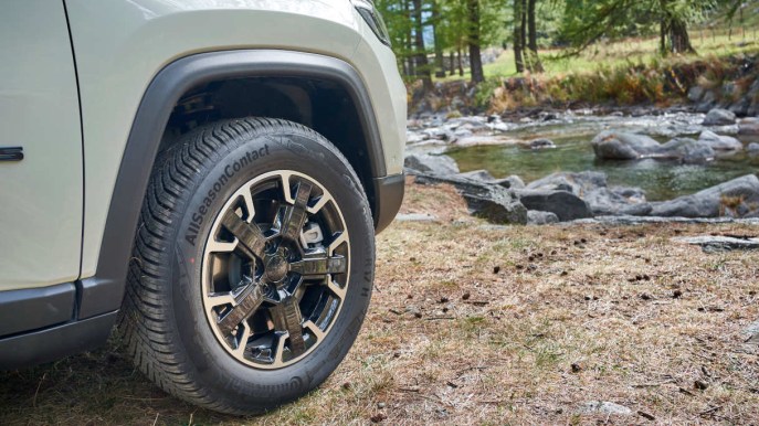 Jeep Compass, l’ibrida più venduta segue 007