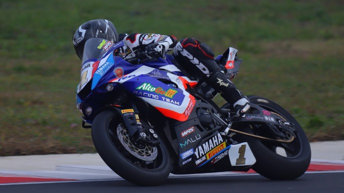 Emozioni in sella alla Yamaha R6, la moto campione d’Italia: ”Moto spettacolare”
