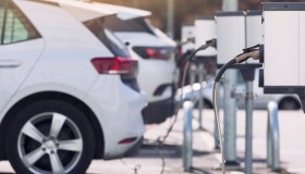 Perché in Italia ci sono poche auto elettriche? Il ministro lancia l’allarme