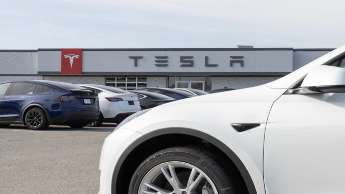 Crisi di Suez, Tesla sospende la produzione