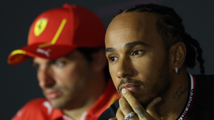 Hamilton, l’arrivo in Ferrari aiuterà Leclerc: cosa pensano gli italiani