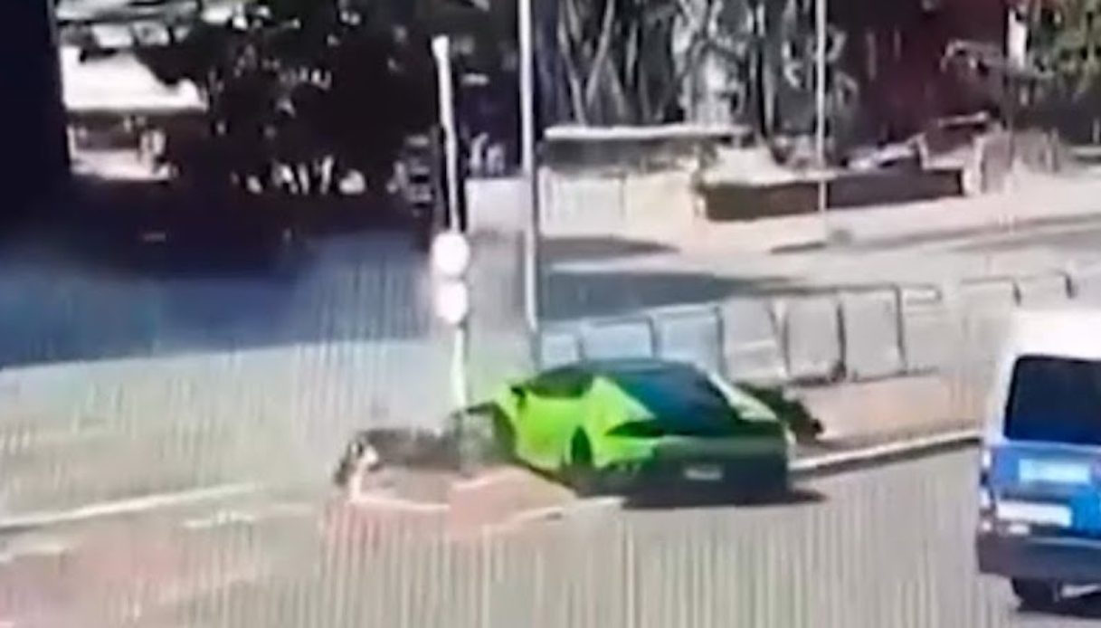 Il conducente di una Lamborghini distrugge l'auto mentre tentava di inseguire il ladro che gli aveva rubato un Rolex