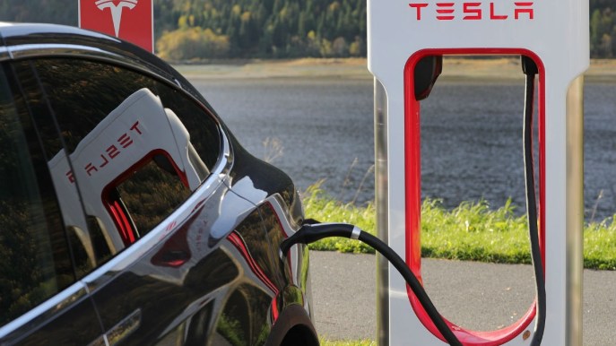Tesla, Elon Musk licenzia e poi investe mezzo miliardo nei Supercharger