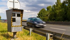 Guida a 219 Km/h con la patente già ritirata: pericolo pubblico