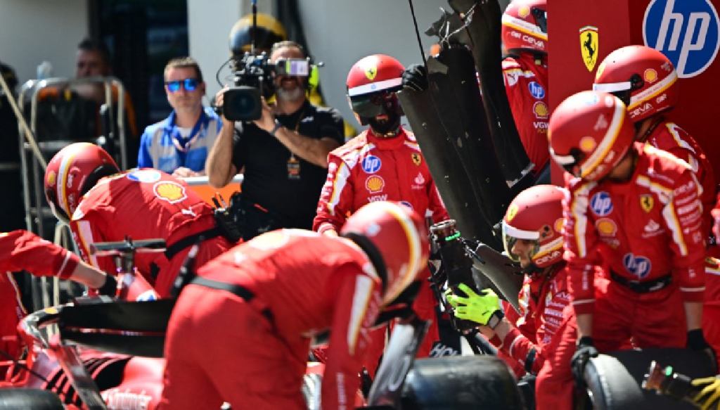 Charles Leclerc (Scuderia Ferrari) durante la sosta ai box - SF-24 - GP Austria 2024