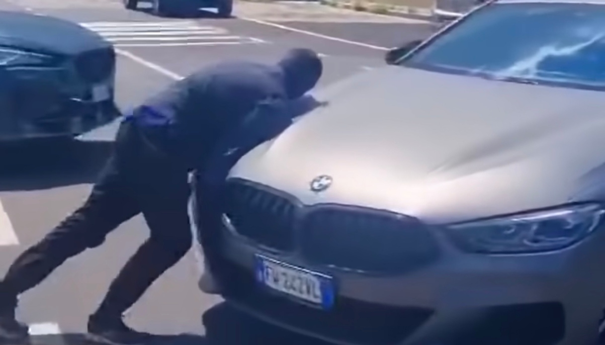 A spinta ladri rubano BMW a Bari