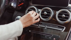Perché l’aria condizionata in macchina non raffredda?