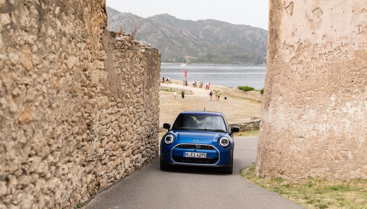 La MINI Cooper 5 porte aumenta la lunghezza, mantenendo invariato il fascino