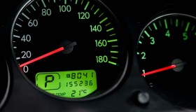 Auto usata, ridurre i chilometri costituisce una truffa