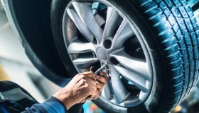 Allarme gomme lisce, quasi un’auto su dieci in Italia è fuori legge