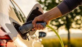Bolletta di 800 euro per la ricarica dell’auto: la denuncia