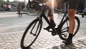 Ciclista multato per eccesso di velocità dai vigili col telelaser