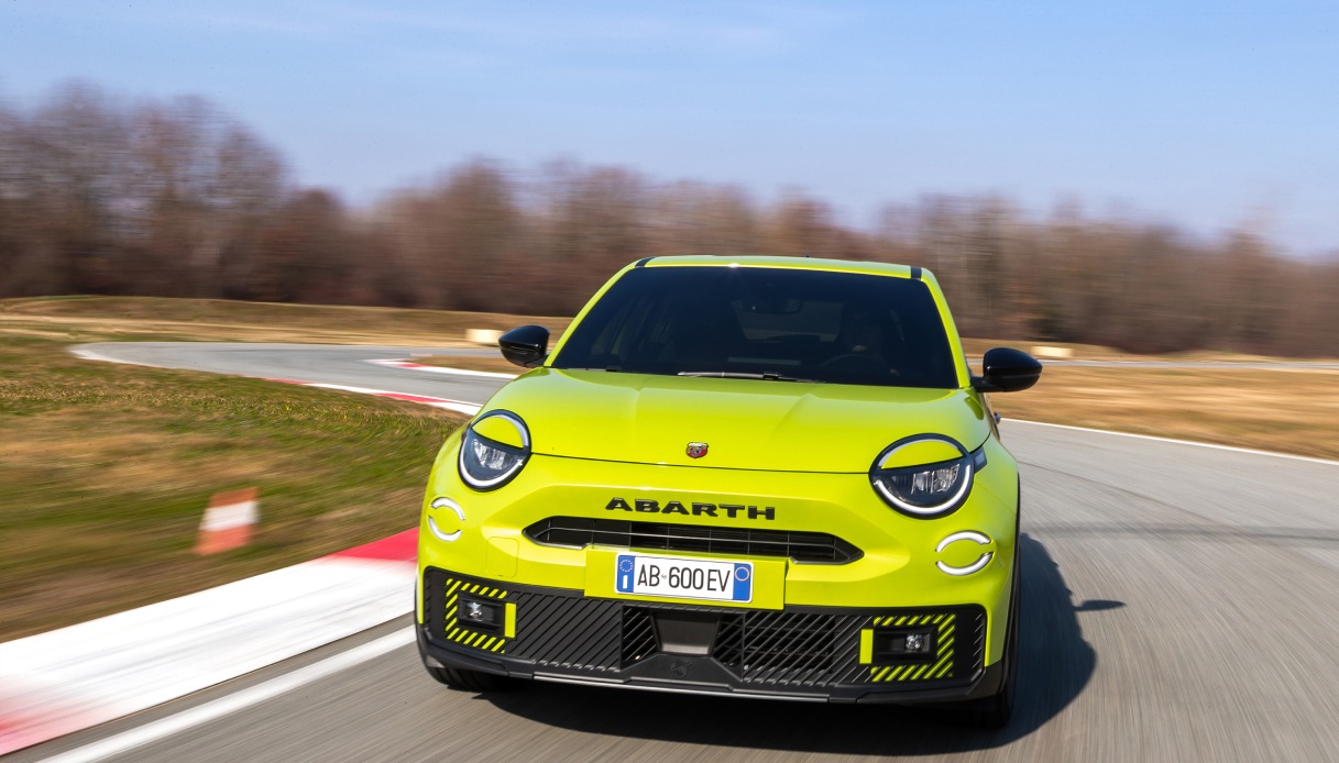 Turismo e Scorpionissima, le due versioni dell'Abarth 600e