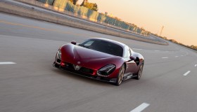 Test dinamici della Alfa Romeo 33 Stradale presso l’iconico circuito di Nardò