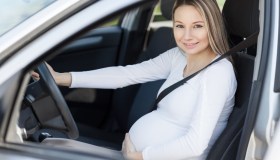 Guida in gravidanza: consigli per sicurezza e comfort al volante