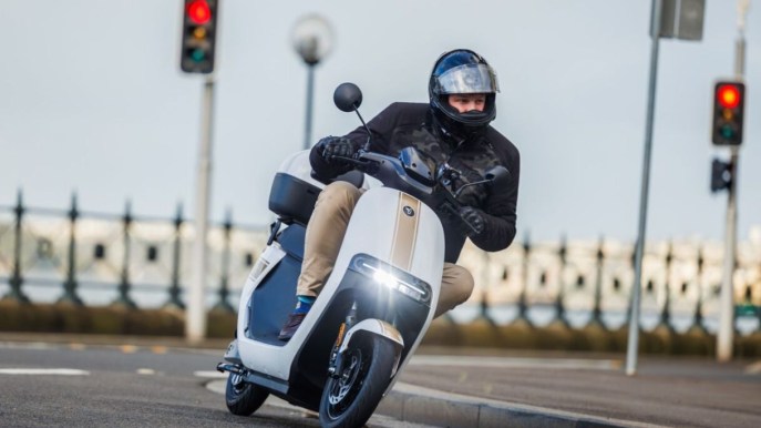 Ninebot presenta il prototipo di uno scooter che rimane in piedi da solo