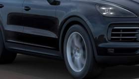 Porsche accelera di colpo e distrugge autolavaggio