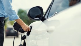 Stop diesel e benzina nel 2035, l’Europa non fa marcia indietro