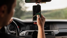 Come usare il telefono in auto per evitare le multe del nuovo Codice della Strada