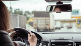 La soluzione per guidare in prestito l’auto di un’altra persona senza prendere multe