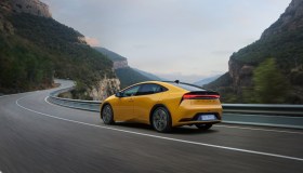 Prius, si rinnova per il 2025 la prima Toyota dotata di ricarica solare