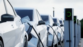 Colonnine ricarica elettrica dal benzinaio: firmato l’accordo che rivoluziona la mobilità EV